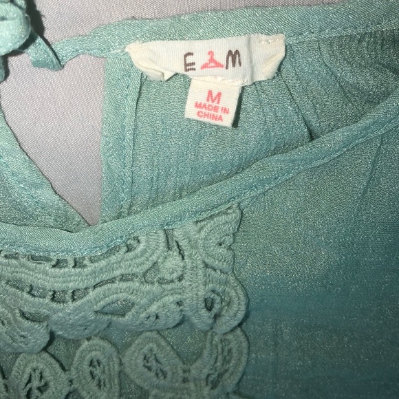 A crop top - Picture 3 of 3